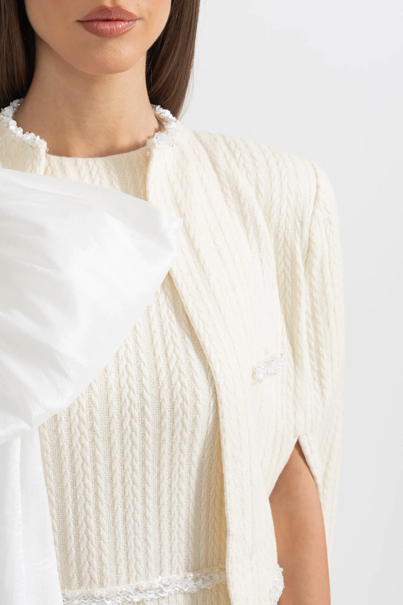 Elegant Textured Overcoat With White Bow Detail - Ivoire